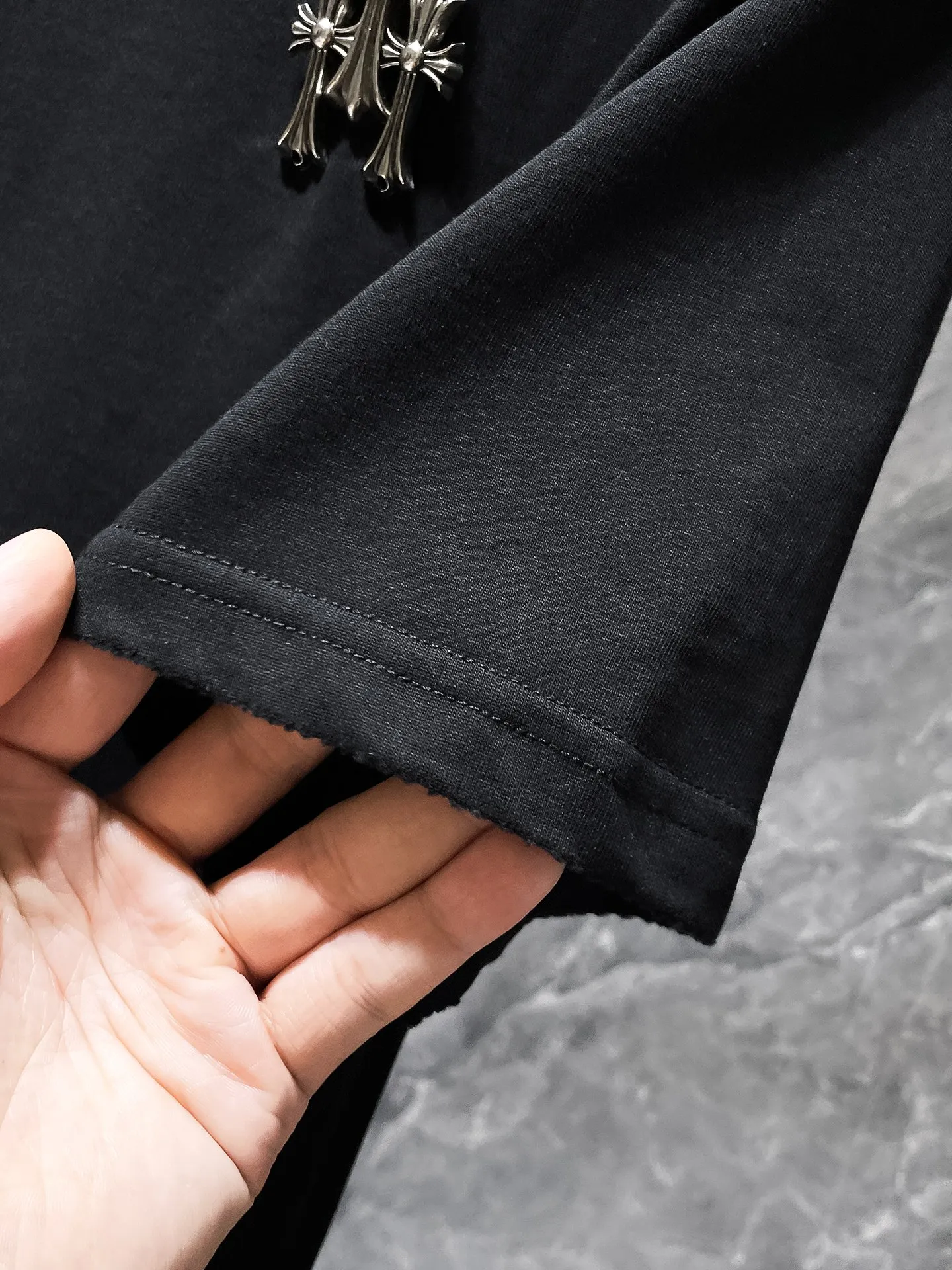 P160 new Chrome Hearts 25ss high-end version for summer! ! High-weight, environmentally friendly and high-quality top-quality fabrics 280g Crow Sanskrit handmade cross-buckle foamed short sleeves. Counter synchronization. Re-engraved version 1:1. Recommended color: black white. Size: S, M, L, XL